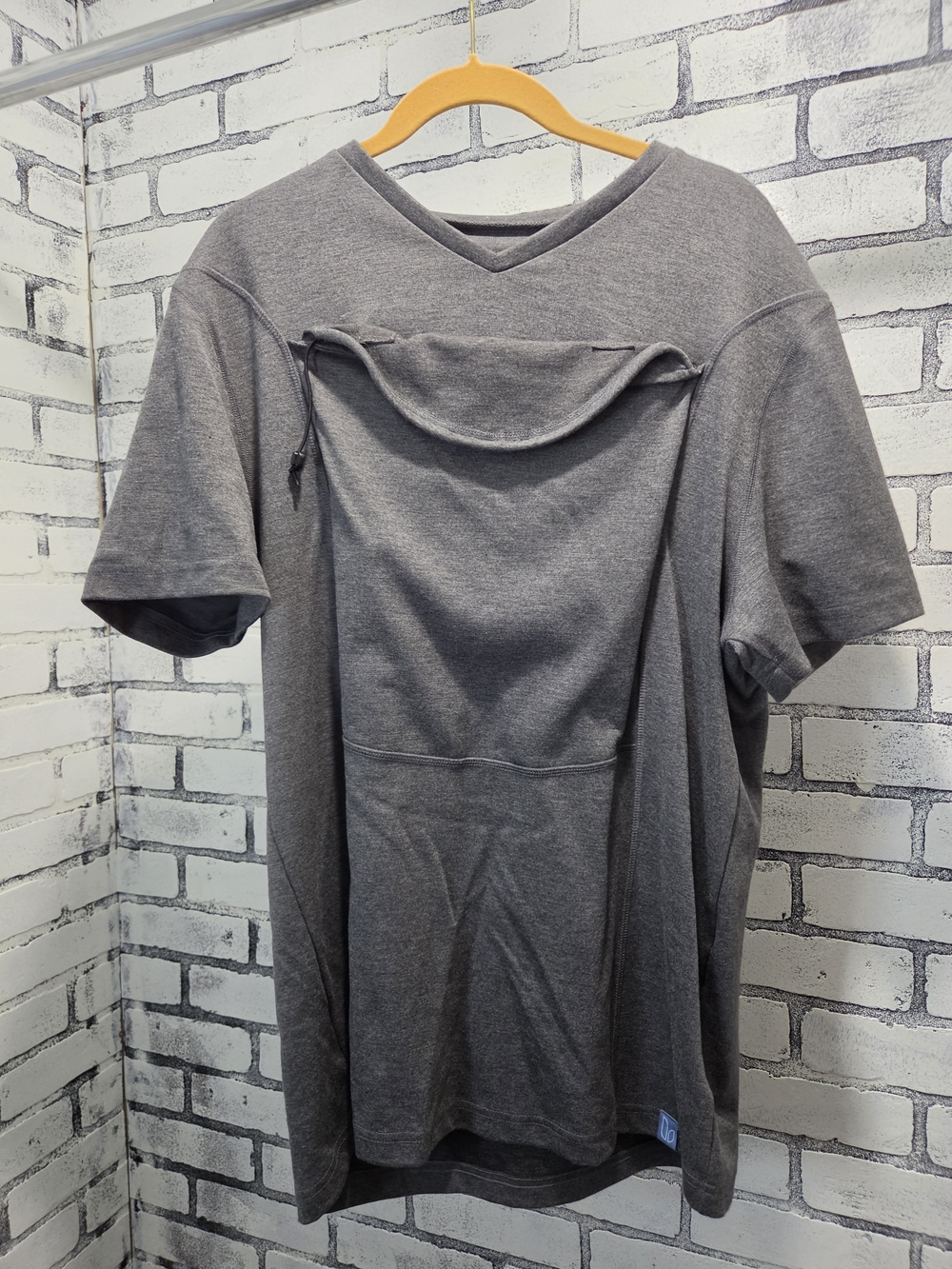 Men's Short-Sleeve V-Neck Tee with Front Baby Carrying Pouch - Gray